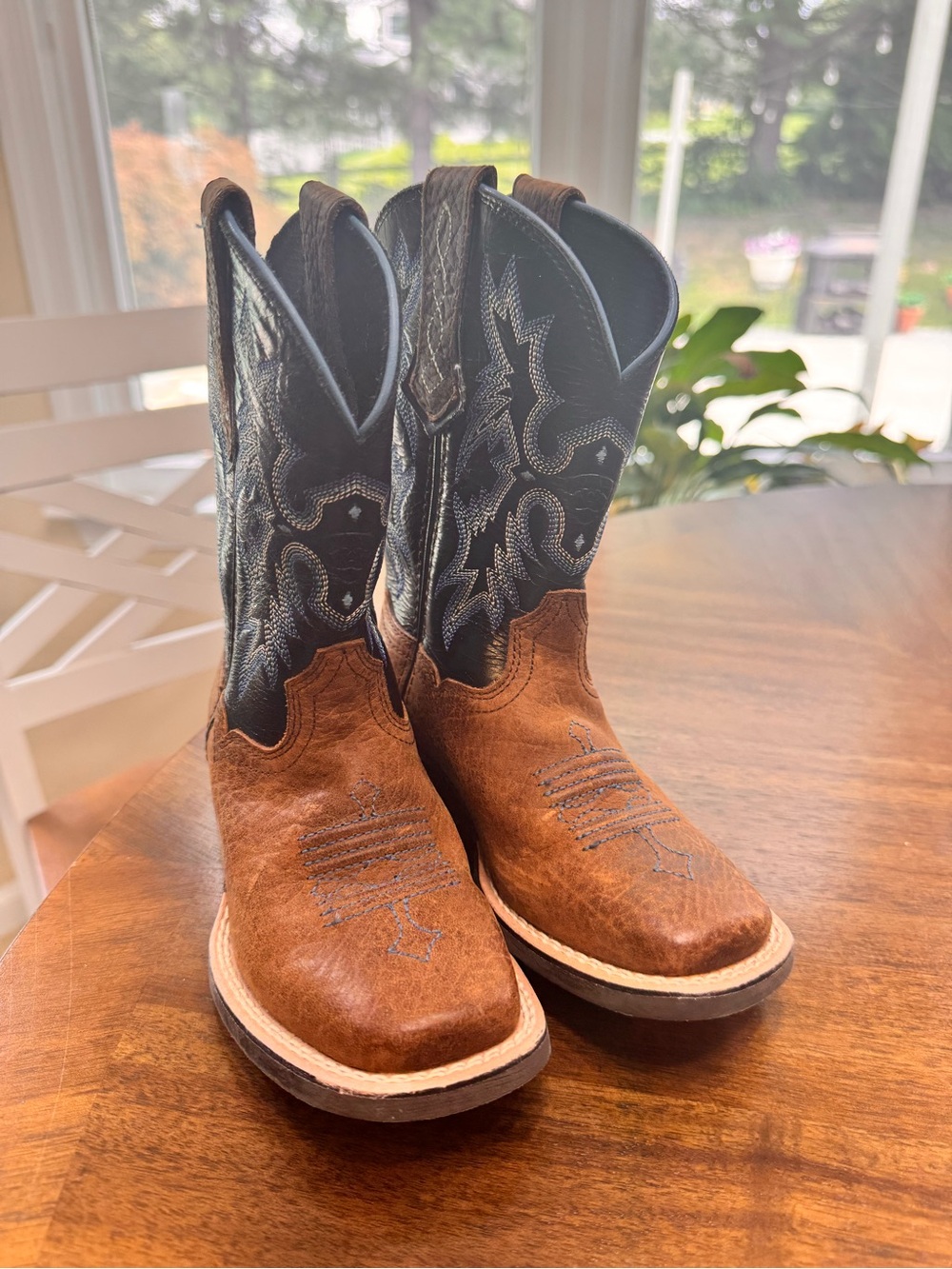 Ariat Tombstone Wide Square Toe Western Boot. Size boys or girls 8.5
